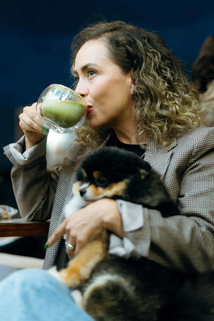 Clienta disfrutando un matcha caliente en Latteana