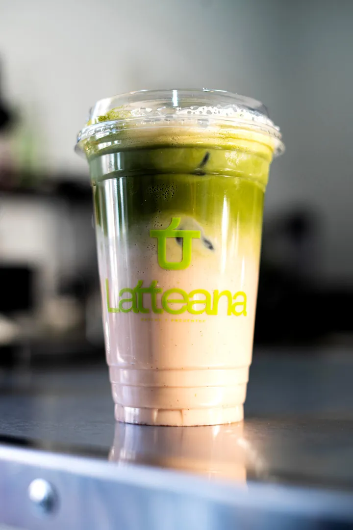 Matcha latte helado en vaso de Latteana
