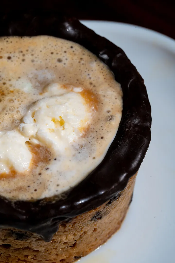 Galleta horneada con chocolate y helado derretido