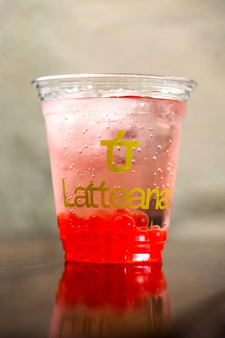 Soda rosa con perlas rojas en vaso de Latteana